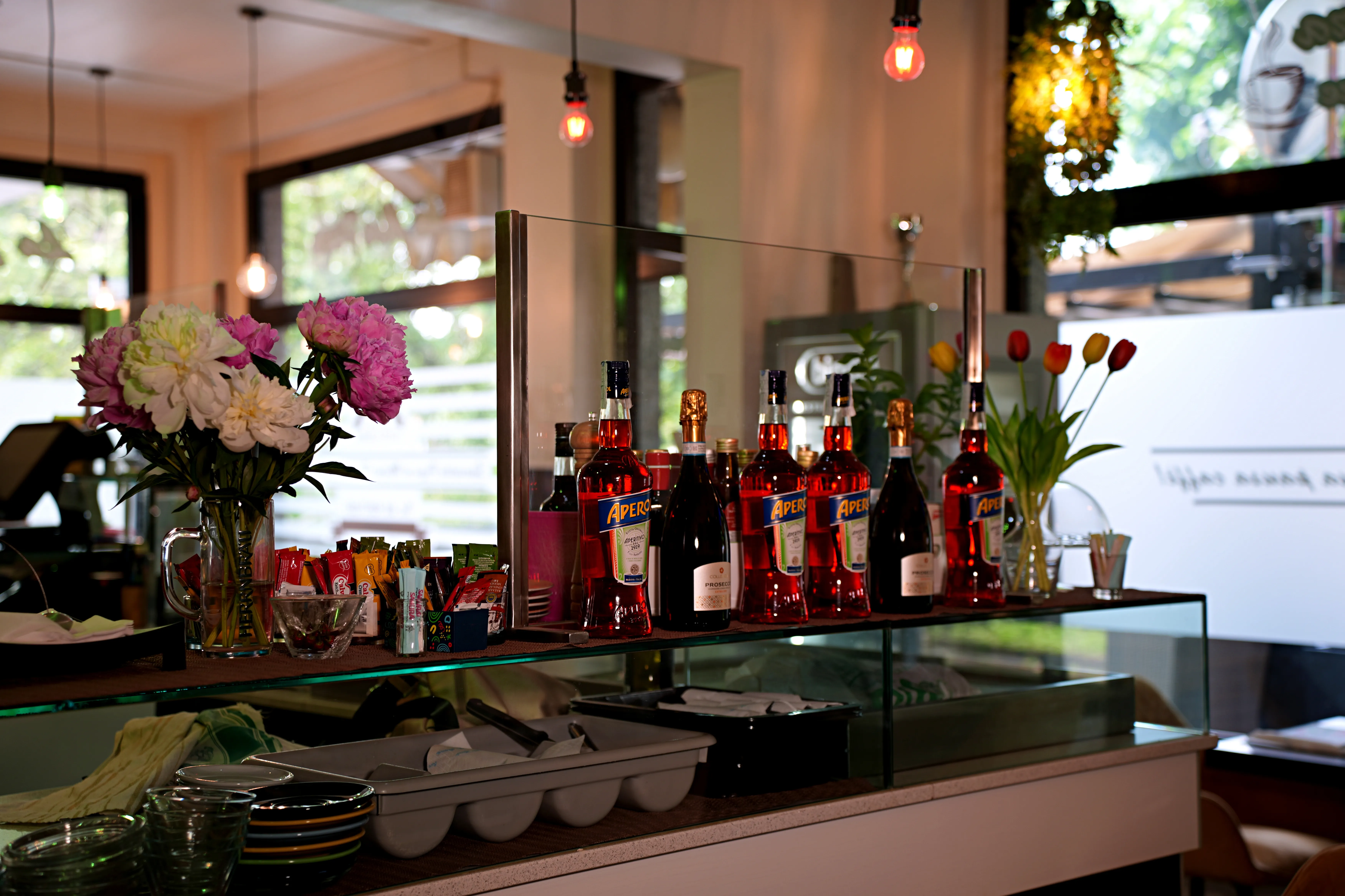 Il bancone bar interno con bottiglie di amari, distillati e aperitivi